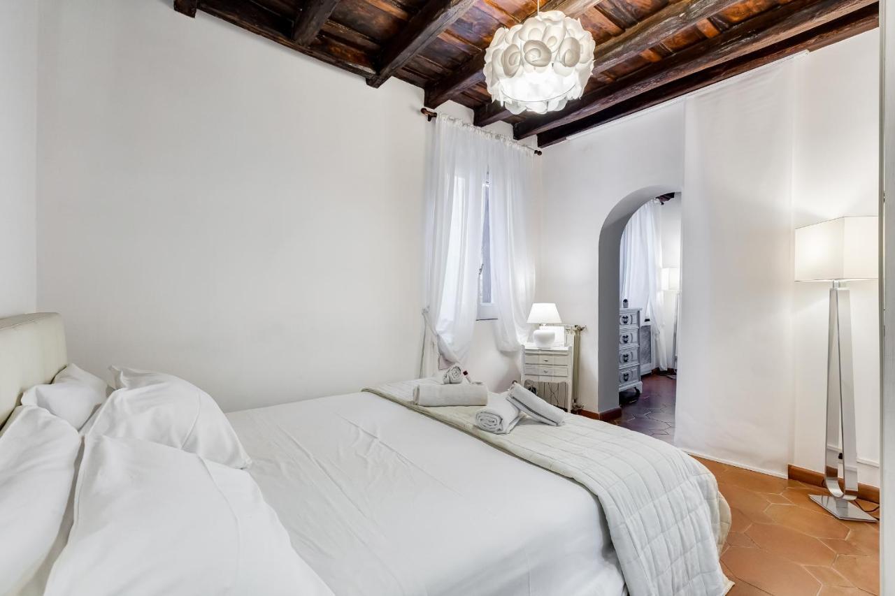 Apartment White Coronari Rom