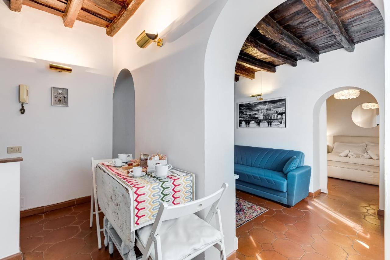 White Coronari Apartment Rom
