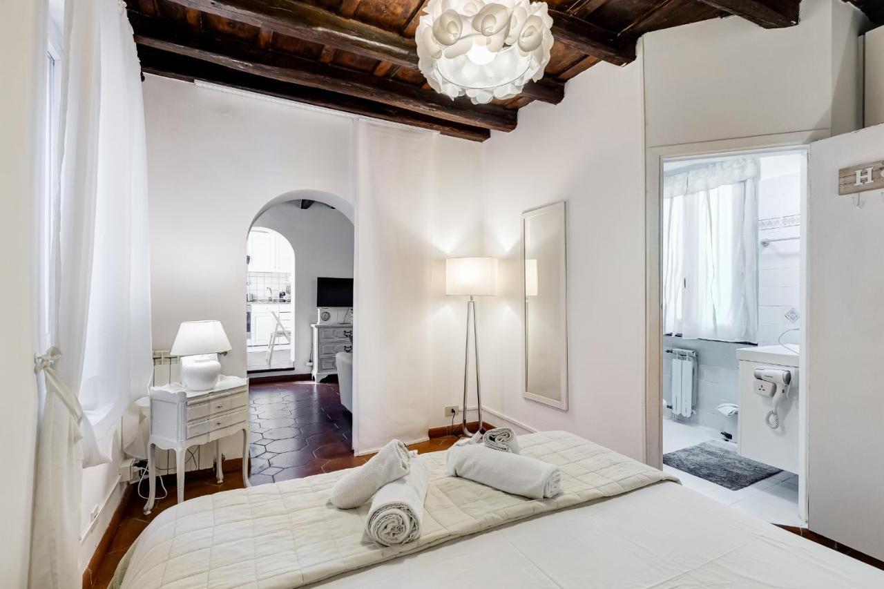 White Coronari Apartment Rom